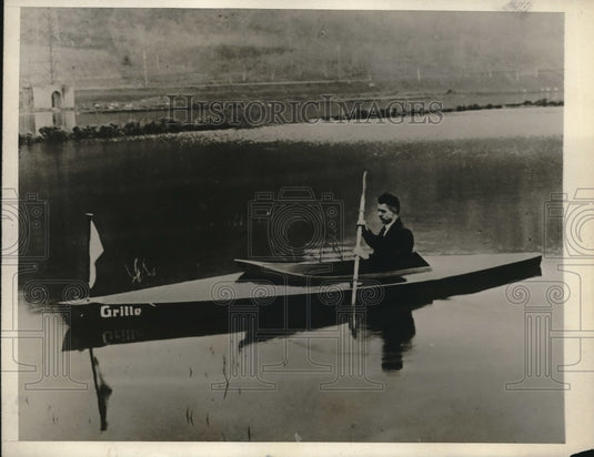 1929 Willy Schauer, German inventor in his waterproof paper boat - Historic Images