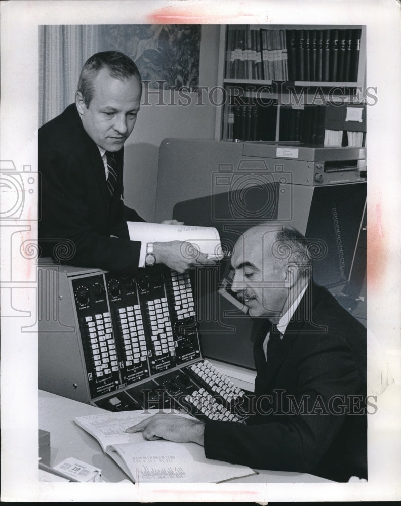 Press Photo Dr James Coke &amp; Dr John Rickert at the Russian Urban Center-Historic Images