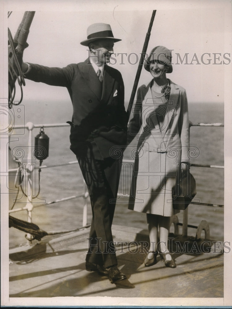 1927 Press Photo Algernon Jamieson and Wife Arrive in United States - Historic Images