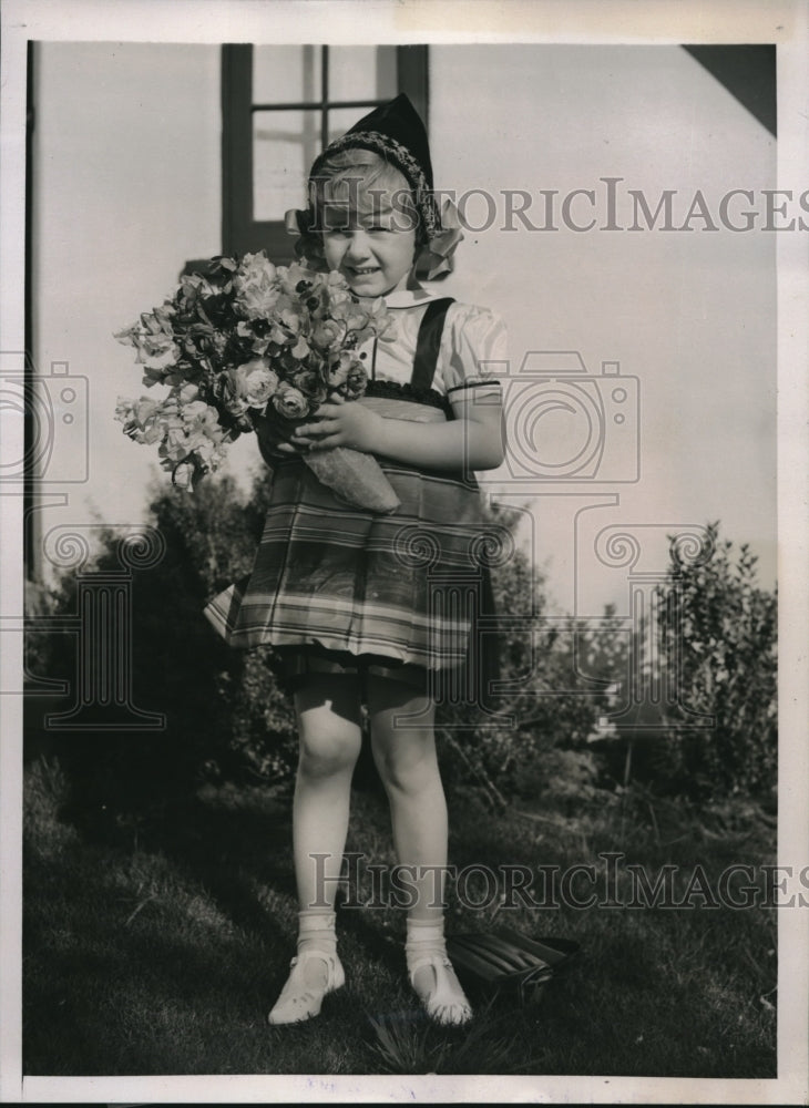 1939 Press Photo Gunhild Jacobsen To Present Danish Royalty With Flowers-Historic Images