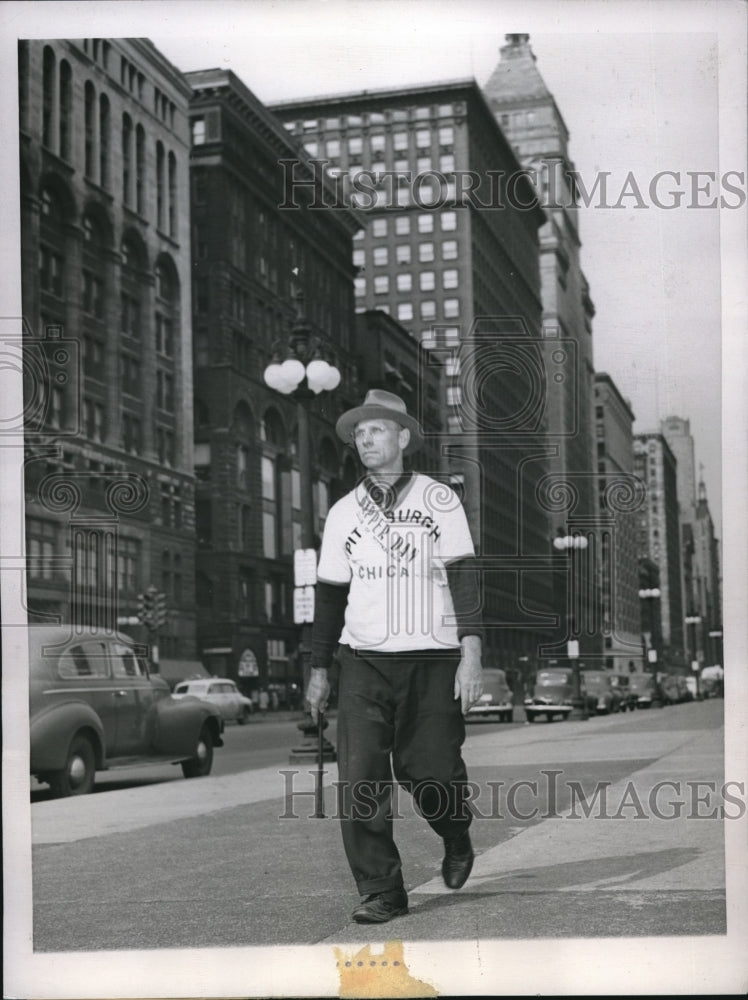 1945 Press Photo Chicago, AF Bergman on Michigan Ave on 500 mile walk from Pitts - Historic Images