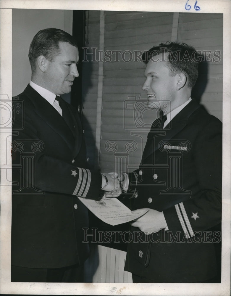 1945 Lt Philip Willkie Leaving Navy &amp; Commander F Gordon Brown - Historic Images