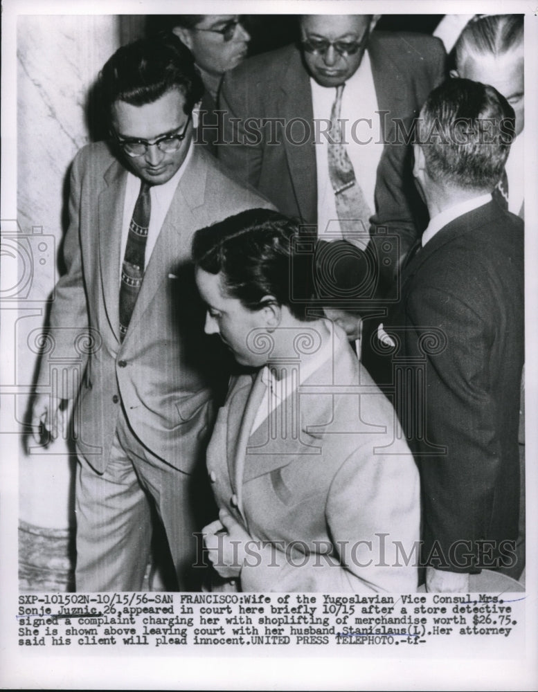 1956 Press Photo Mrs Sonje Juznic leaving court with her husband Stanislaus - Historic Images