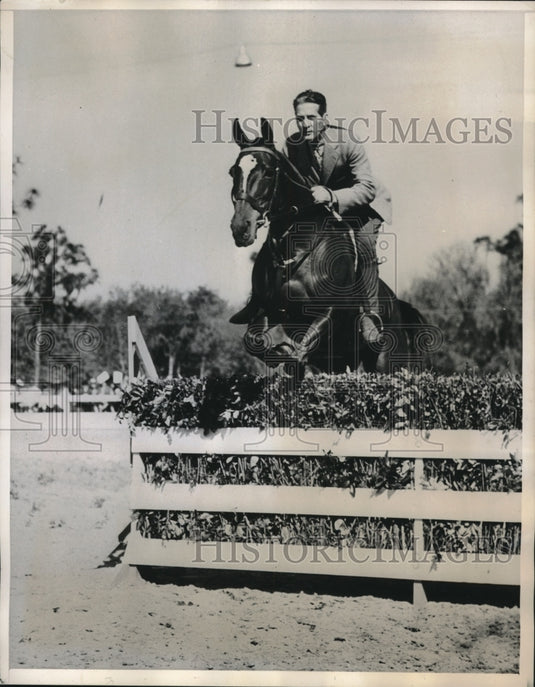1939 Press Photo Orlando, Fla. Forrest Ward on Gay Cockade takes jump at show-Historic Images