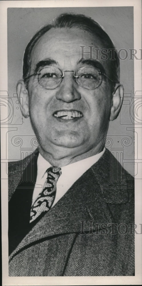 1949 Press Photo Businessman Poses For Photo - neb89628-Historic Images