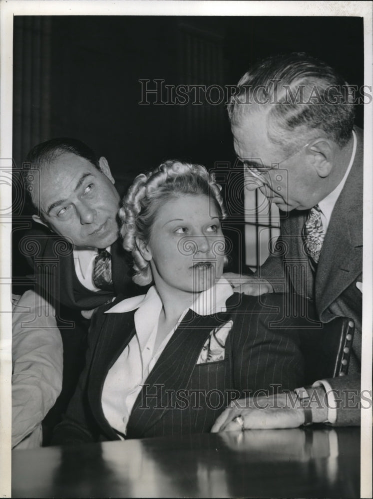 1942 Chicago, Mrs E Williams at trial for a shooting,attys G Crane, - Historic Images