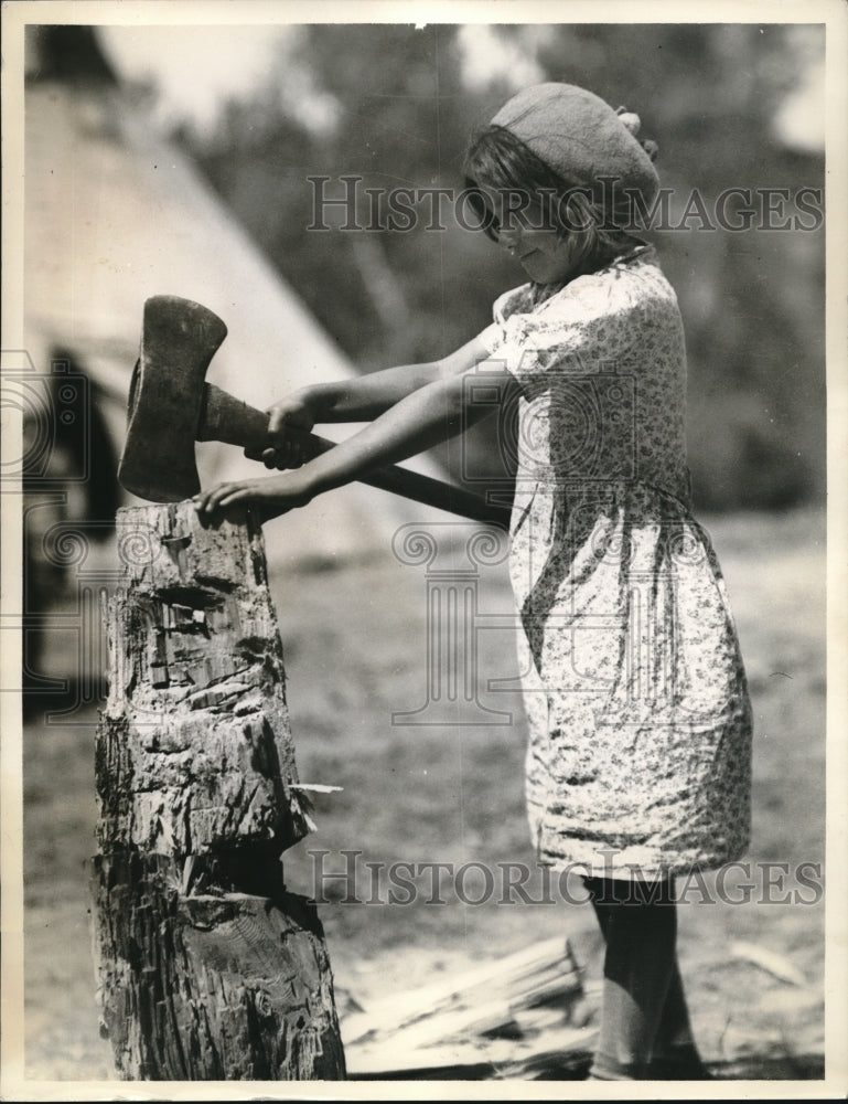 1936 Press Photo Glacier Park Indian Girl&#39;s ancestors used the tomahawk - Historic Images