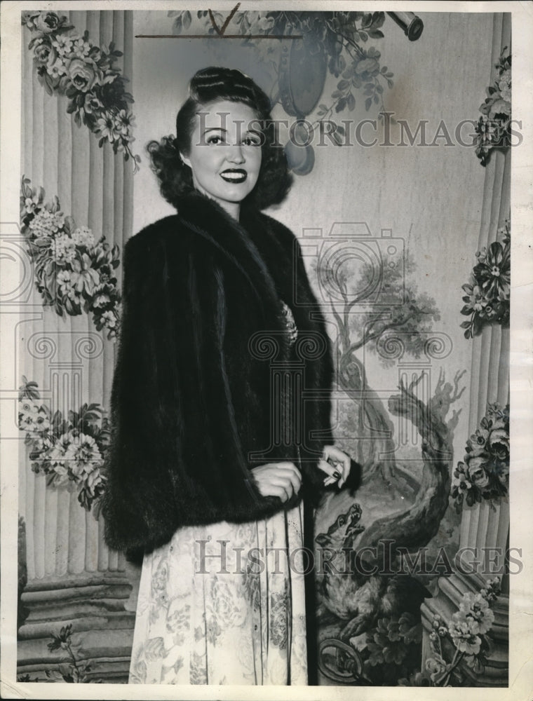 1940 soprano Sara Ann McCabe wearing sable cape by Dein-Bacher-Historic Images