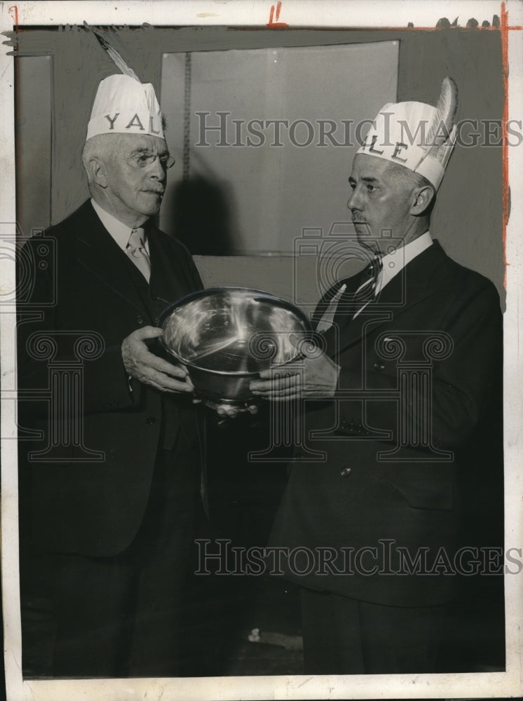 1932 Press Photo Gov. W. L. Cross receives Montclair Yale Bowl award-Historic Images