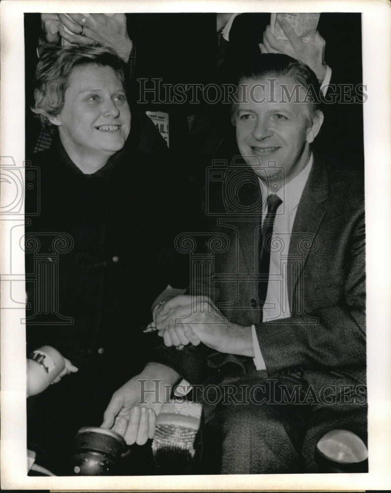 1970 Press Photo James Cross, the freed British Diplomat, with wife, Barbara - Historic Images