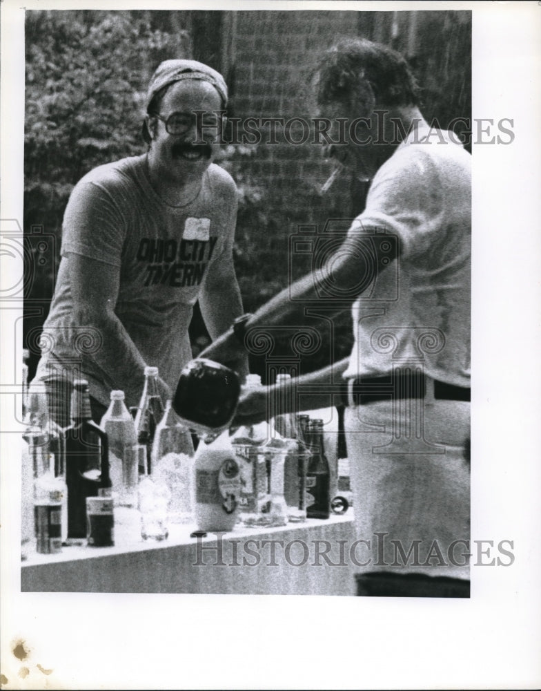 1978 Press Photo Jeff McDonald Orders Drink in the Rain - Historic Images