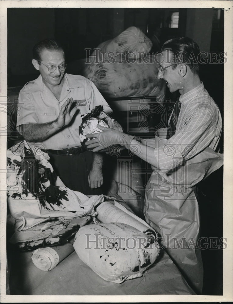 1945 Press Photo Air Express Employee Dunked in Tropic Poison Shouts Stop - Historic Images