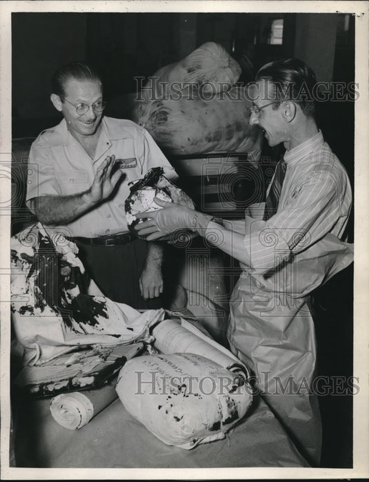 1945 Press Photo Air Express Employee Dunked in Tropic Poison Shouts Stop - Historic Images