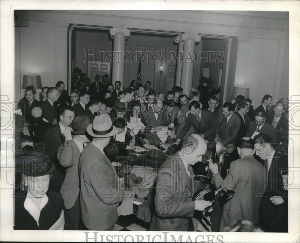 1945 Press Photo Pressmen are outside the executive office of President Truman - Historic Images