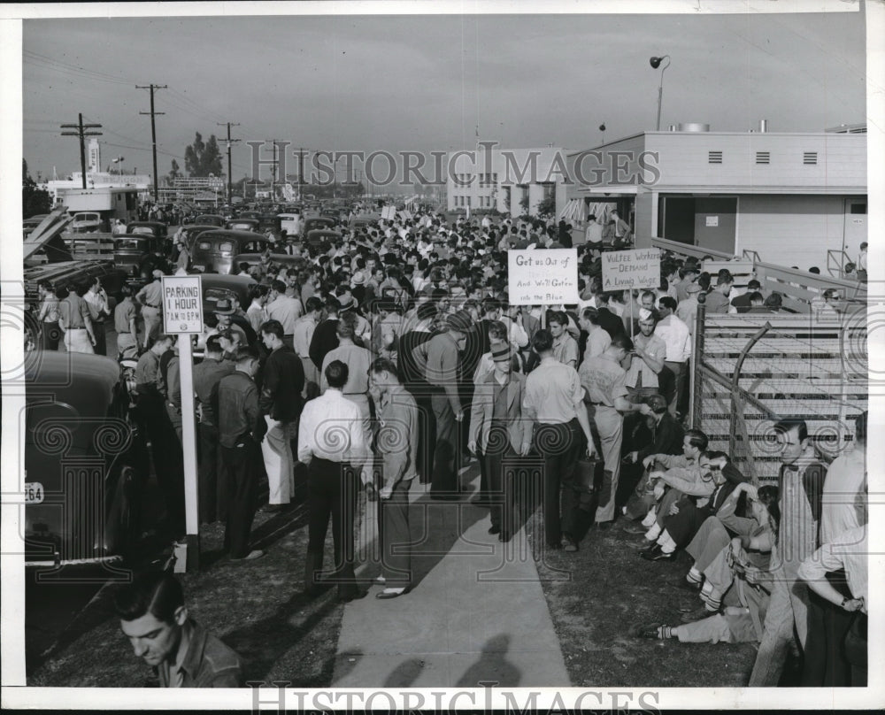 1940 Press Photo Vultee Aircraft Plant workers are on strike outside the company-Historic Images