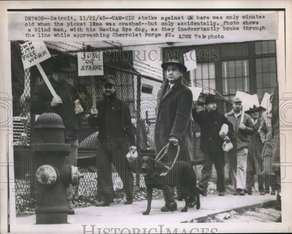 1945 UAW CIO picket line in the GM plant in Detroit, Michigan - Historic Images