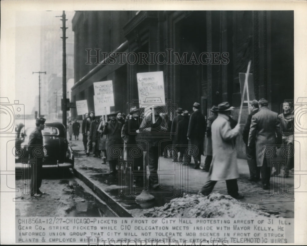 1945 Press Photo Pickets in front of City Hall, Chicago, protesting arrests - Historic Images