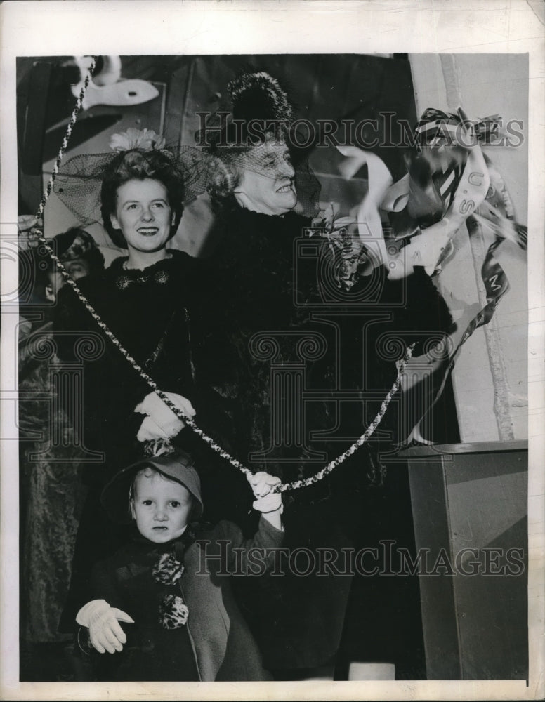 1943 Press Photo Destroyer &quot;The McNair&quot; with Family Members of Family Christened-Historic Images