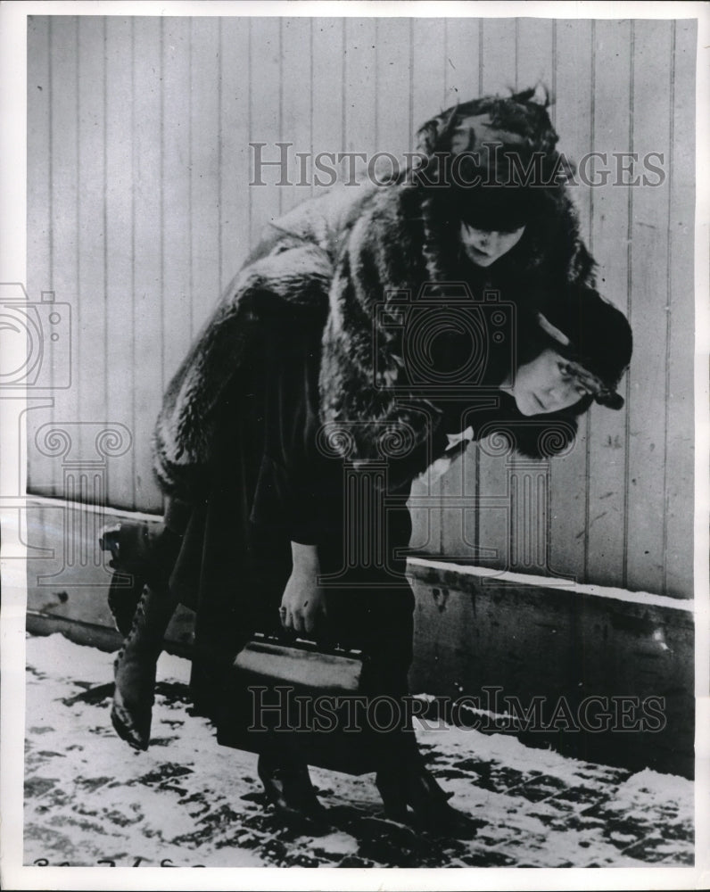 1960 Press Photo A girl shows how to transport a injured friend. - neb90198 - Historic Images