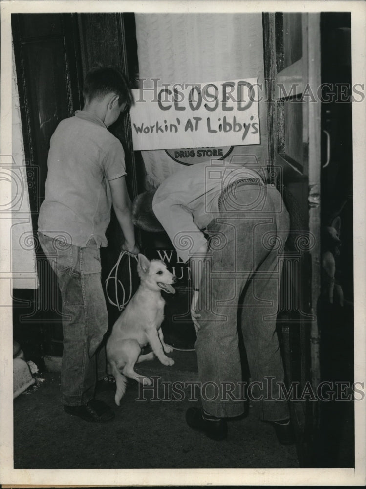 1943 Press Photo 2 boys saddened by the inability to cool off with ice cream. - Historic Images