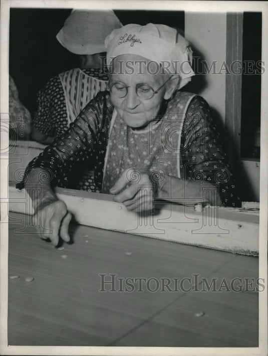 1943 Press Photo Mrs. Agusta George counting beans in Lake Mills Wisconsin - Historic Images