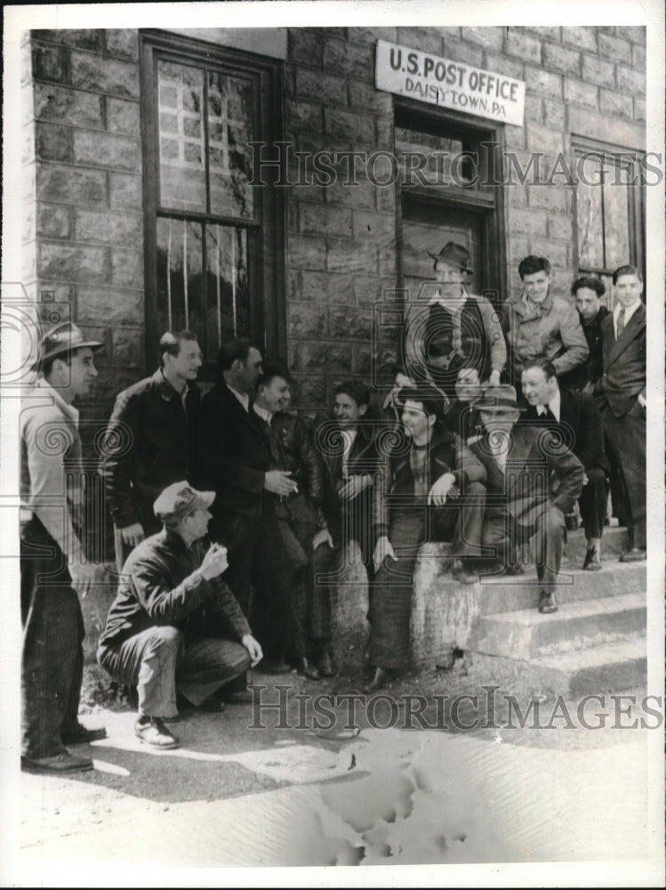 1943 Press Photo Miners from Mine #4 Waiting at Post Office For Word Return Work-Historic Images