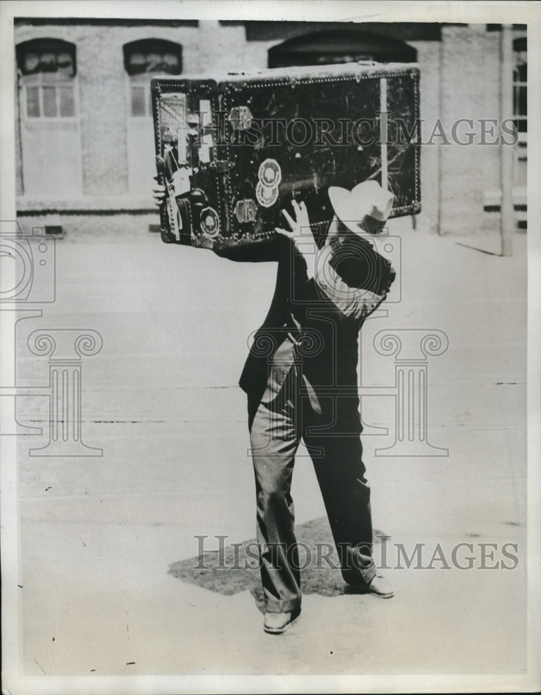 1934 Press Photo SAn Francisco man carrying own trunk during a strike - Historic Images