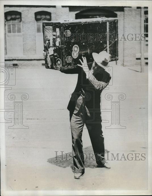 1934 Press Photo SAn Francisco man carrying own trunk during a strike - Historic Images