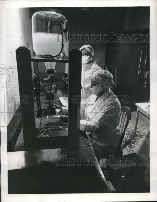 1943 Press Photo Typhoid Vaccine Made Kentucky Department of Health - Historic Images