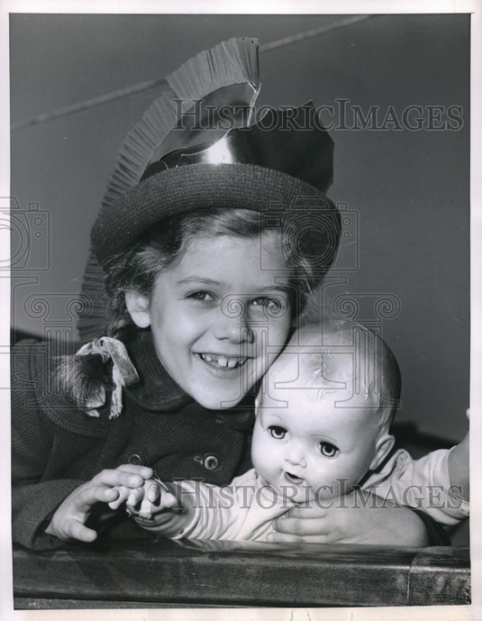 1953 Press Photo NYC, Ysabel Trujillo age 7 & her doll from Nicaragua - Historic Images