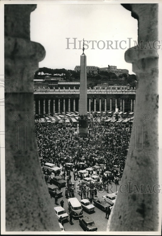 1967 Vatican City, Rome, Italy St Peter's Square crowds - Historic Images