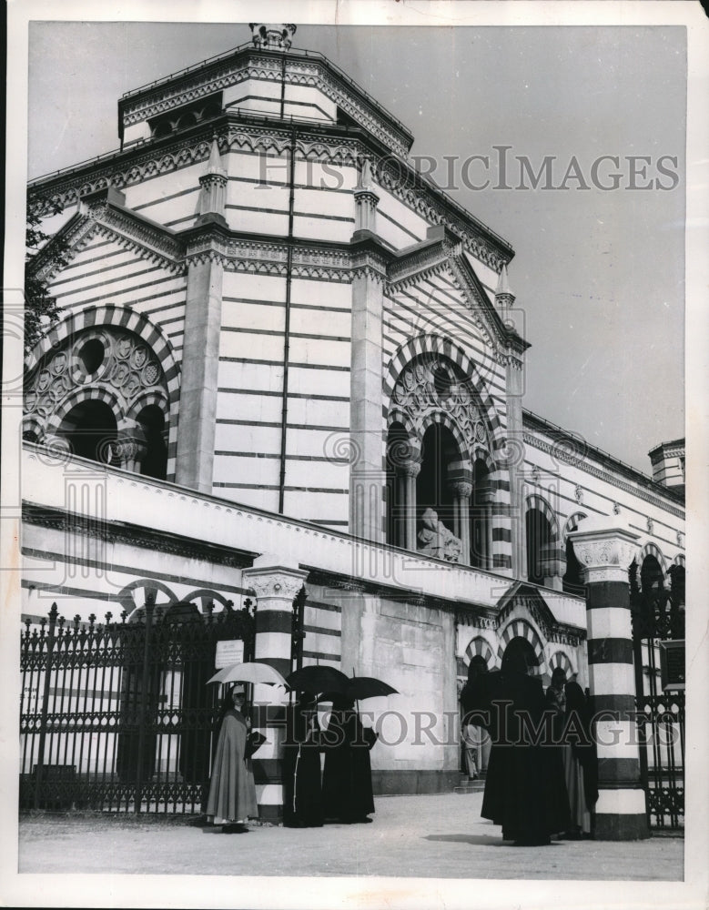 1955 Milan,Italy , nuns at entrance to cemetery - Historic Images