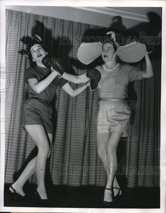 1956 Press Photo Mary Perry & Bonnie Angelo Having Fun at Women's Press Club - Historic Images