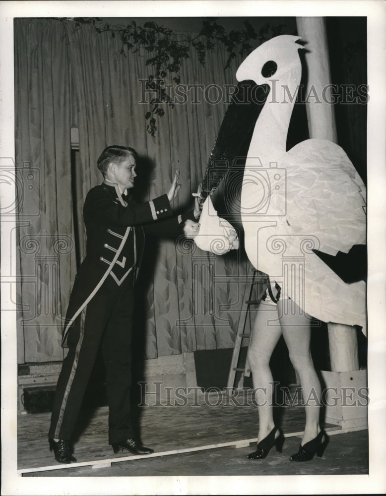 1939 Press Photo Ruby Black & Mary Johnson at Stunt Party in Washington, DC - Historic Images