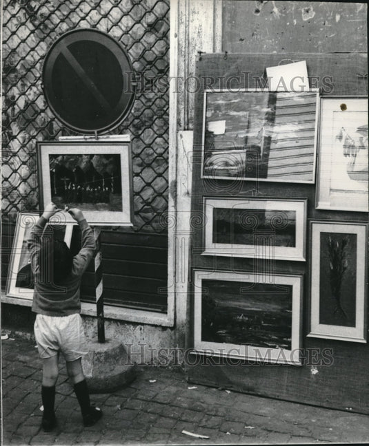 1966 Boy Visits Art Show At Rome's Via Margutta - Historic Images