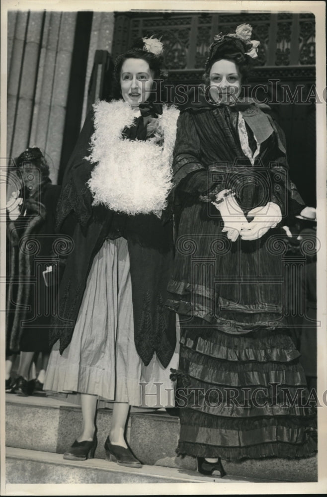 1940 Press Photo Dorothy White &amp; Gloria Cunningham Old Time Easter Parade - Historic Images