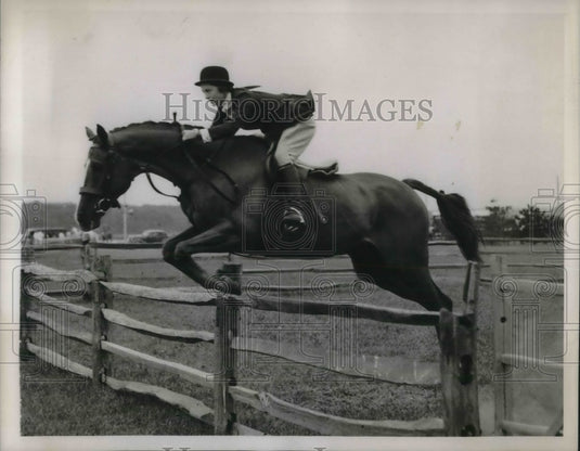 1939 Press Photo Miss Eleanor Wynne Jumping "Tupelo" at Hunter Stake Event - Historic Images