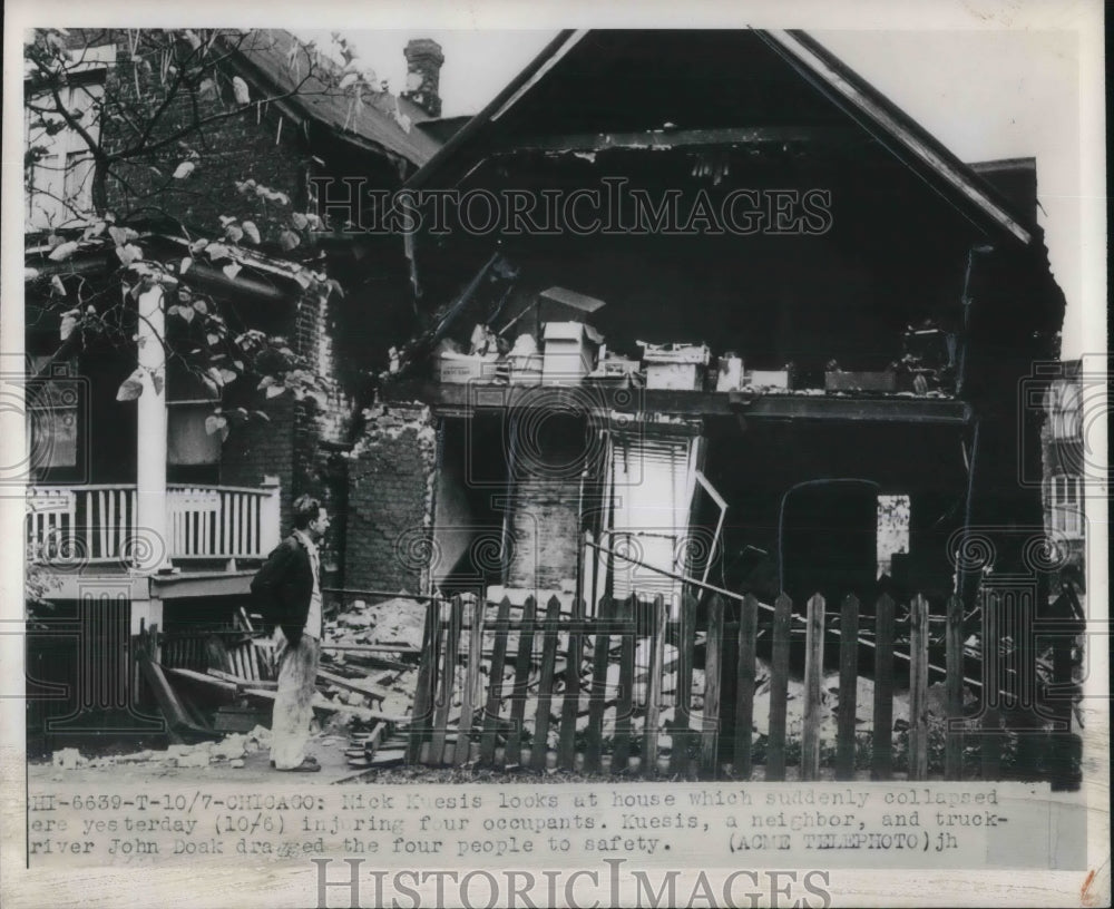 1949 Press Photo Nick Kuesis looking at a home that collapsed in Chicago - Historic Images