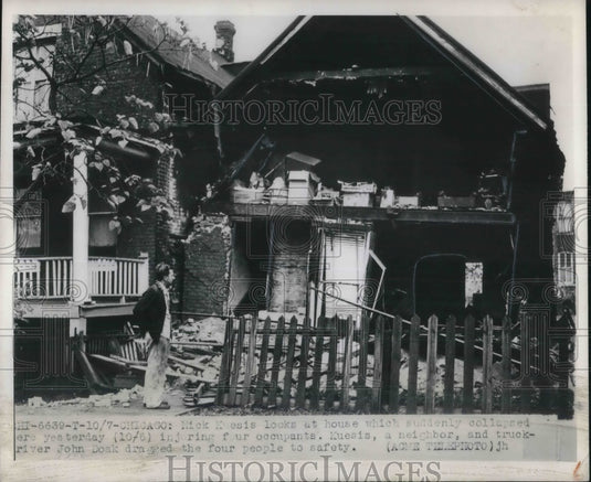 1949 Press Photo Nick Kuesis looking at a home that collapsed in Chicago - Historic Images