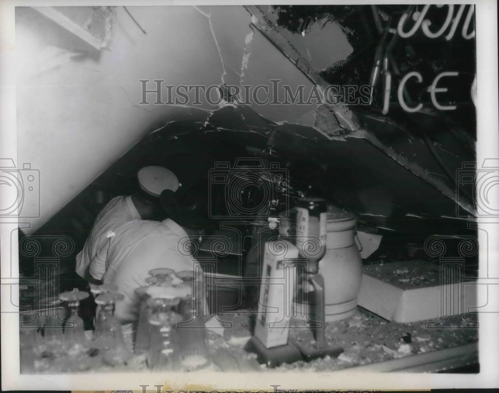 1950 Press Photo Firemen Surveys Damage Of M &amp; M Grill After Ceiling Collapsed - Historic Images