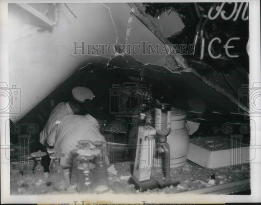 1950 Press Photo Firemen Surveys Damage Of M & M Grill After Ceiling Collapsed - Historic Images