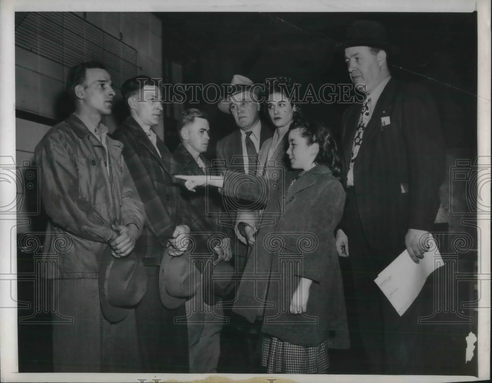 1948 Press Photo 9 yr old Patricia Arsier identifying the hold uppers - Historic Images