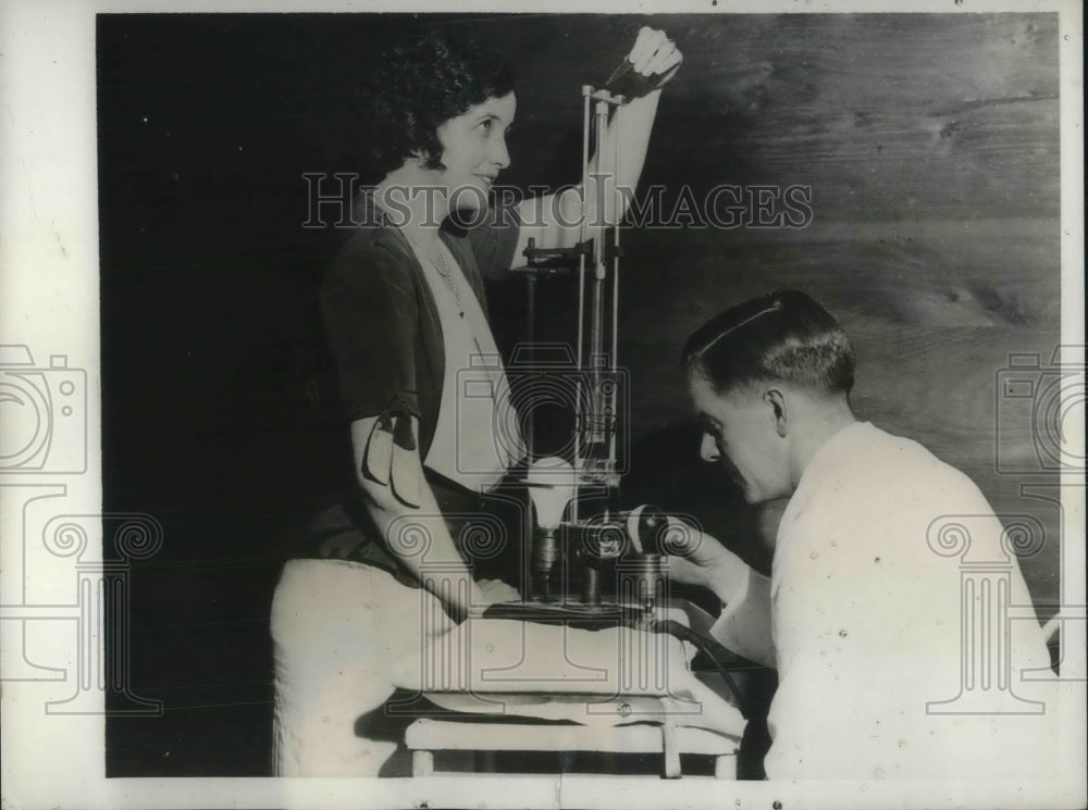 1931 Press Photo M G Holmes of General Foods Corporation measuring Gelatin - Historic Images