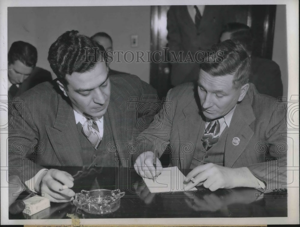 1945 Press Photo Secretary Treasurer George Addes and TA Johnson in negotioation - Historic Images