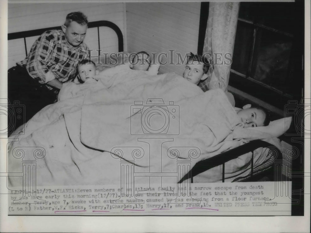 1953 Press Photo Father W.F. Hicks &amp; Children Charles,Terry,Harry &amp; Frank - Historic Images