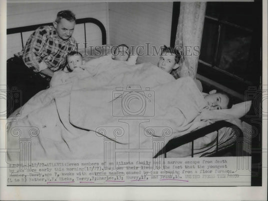 1953 Press Photo Father W.F. Hicks & Children Charles,Terry,Harry & Frank - Historic Images