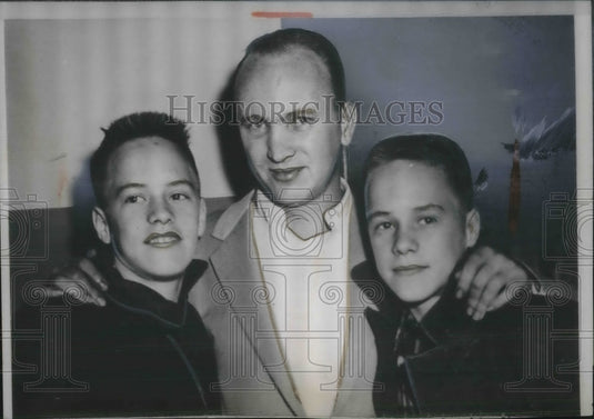 1956 Thomas Williams hugging his twin sons Thomas Jr & Joseph - Historic Images