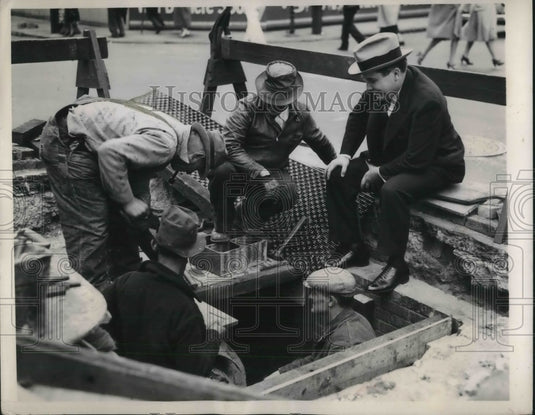 1940 Press Photo Wendell Willkie talking to a repair crew of the Ohio Edison Co - Historic Images