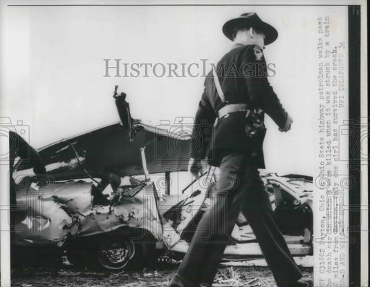 1959 Press Photo Ohio State Patrolman walking through a car wreckage - Historic Images