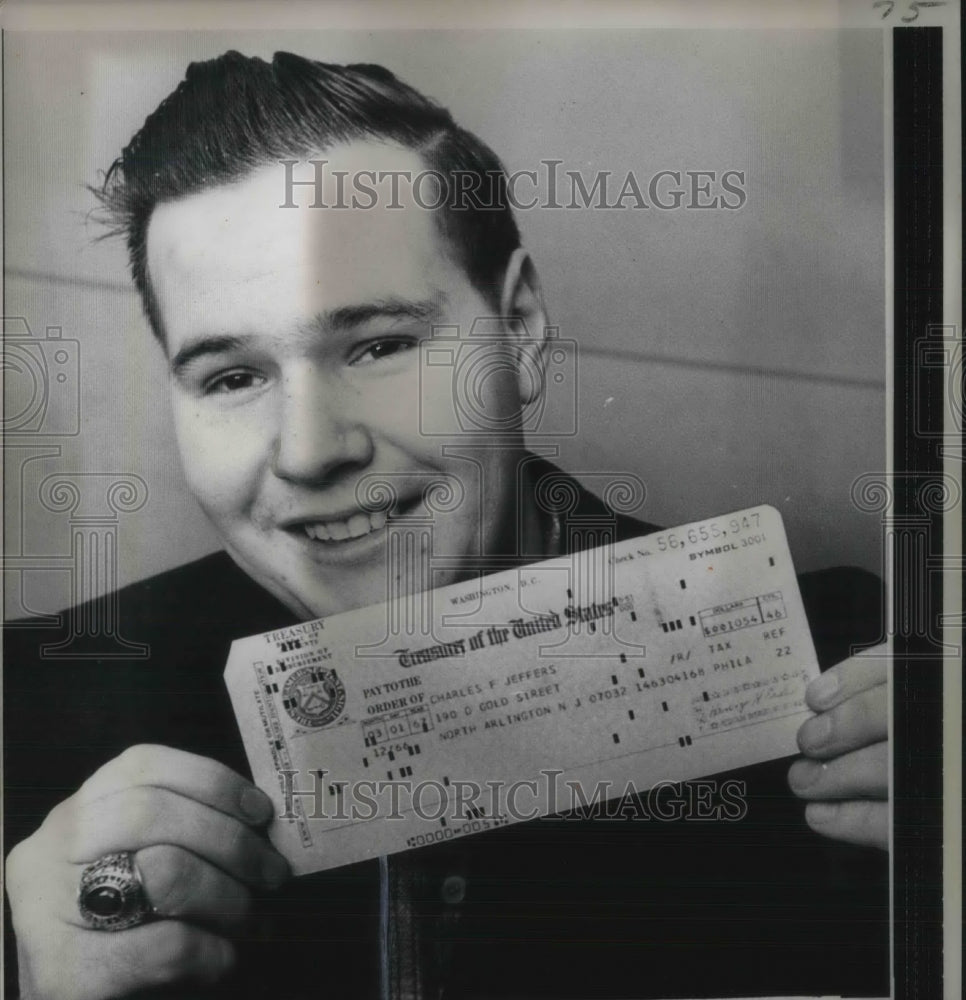 1967 Press Photo N. Arlington, NJ Charles P Jeffers &amp; his income tax check - Historic Images